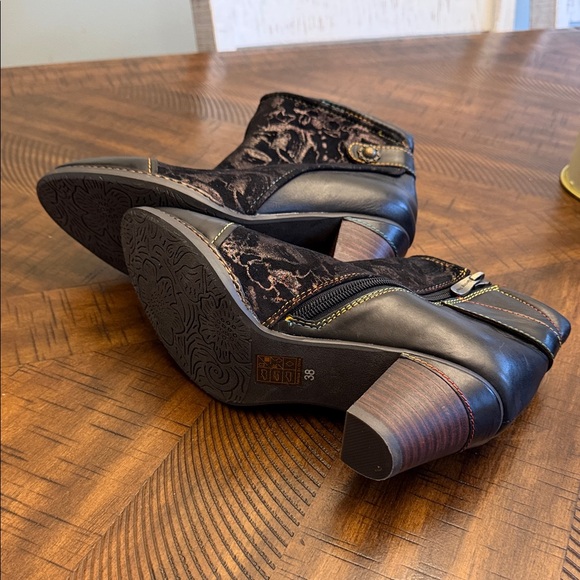 L’Artiste NWOB Stylish Black and Brown Ankle Booties - Picture 6 of 6